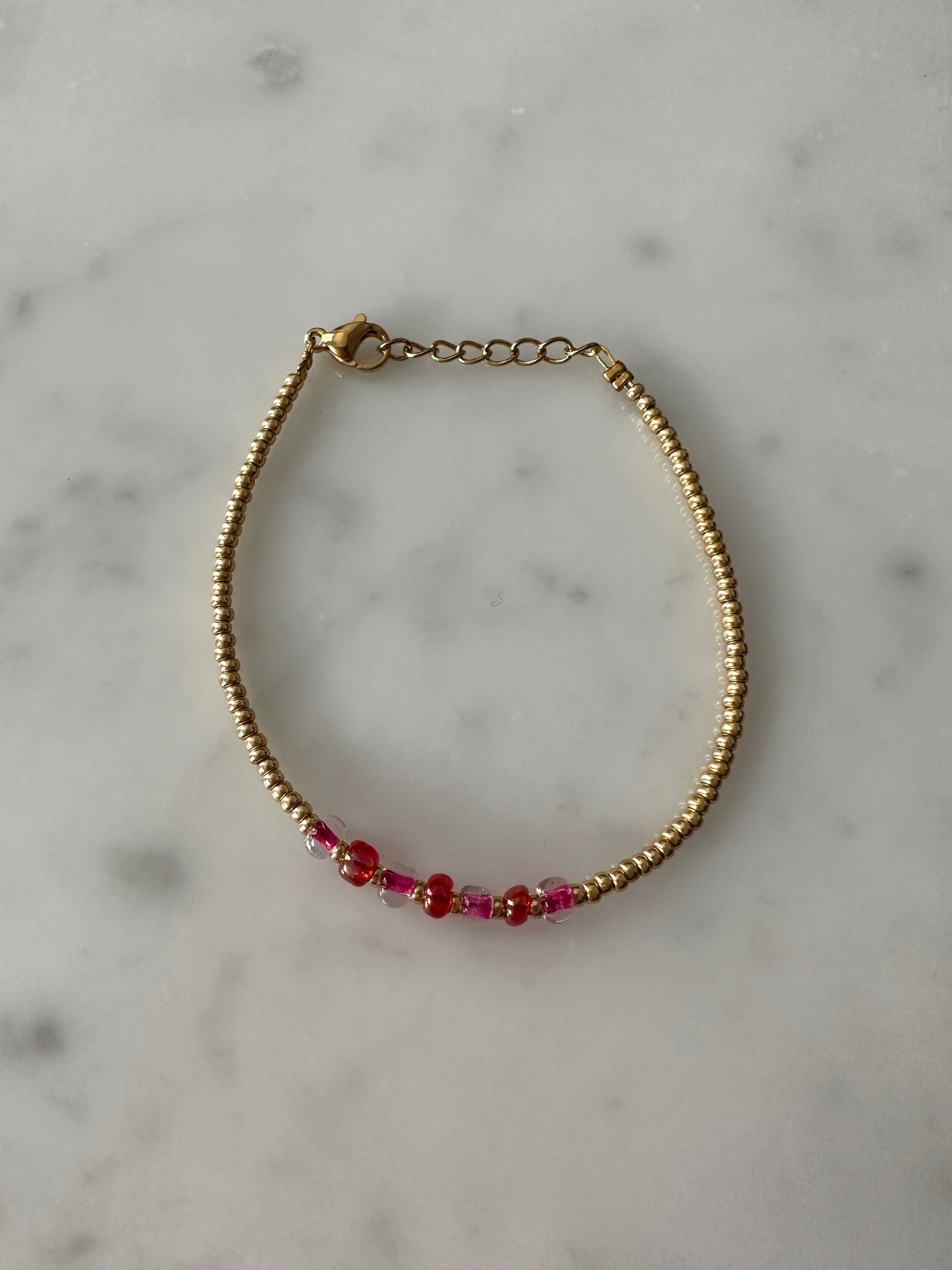 Handmade red dot armbandje