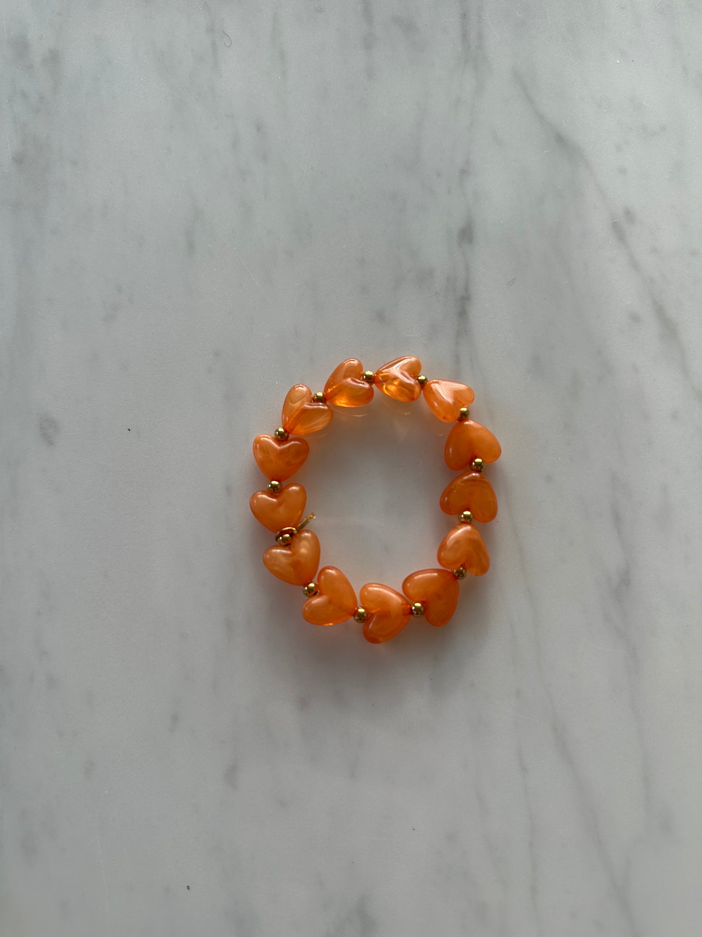 Hartjes armbandje oranje