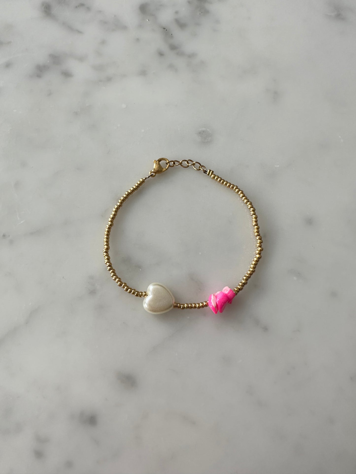 Handmade pink rocks armbandje