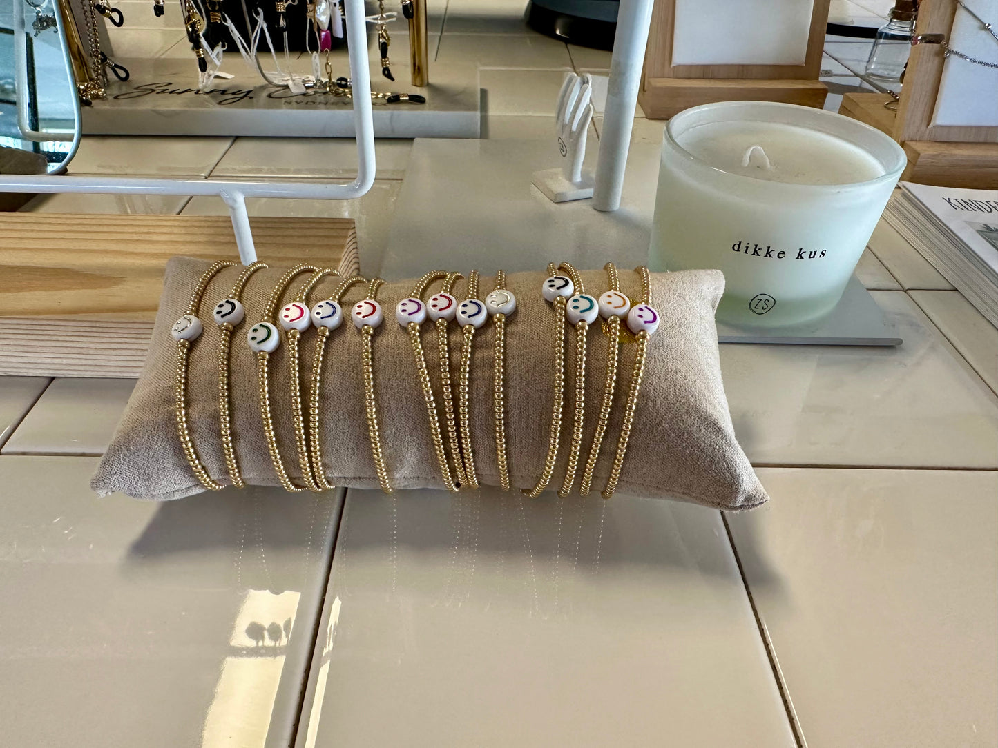 Handmade gold smiley armbandje