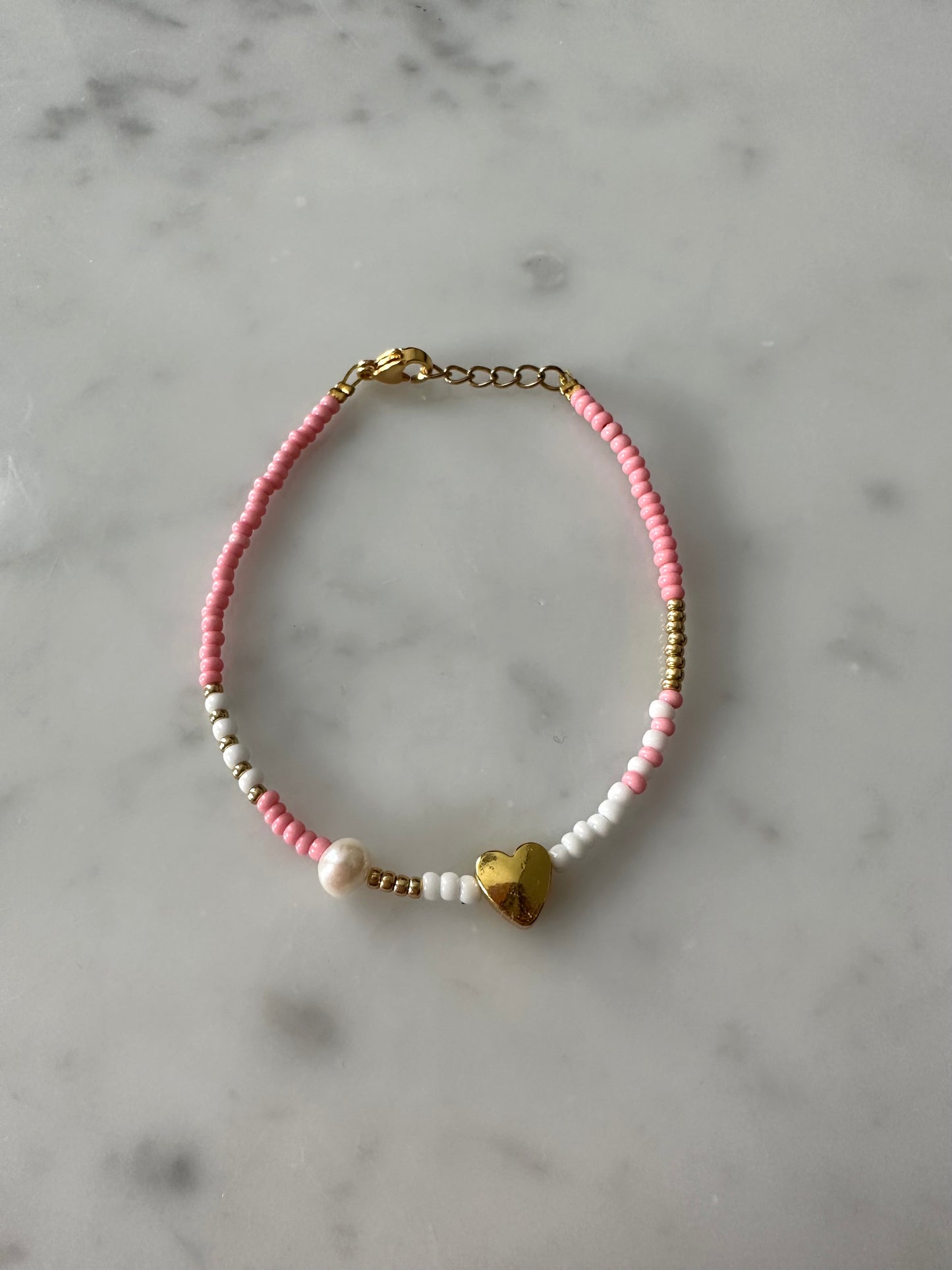 Handmade pearl love armbandje