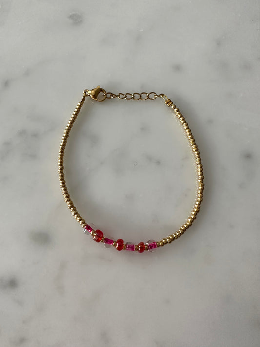 Handmade red dot armbandje