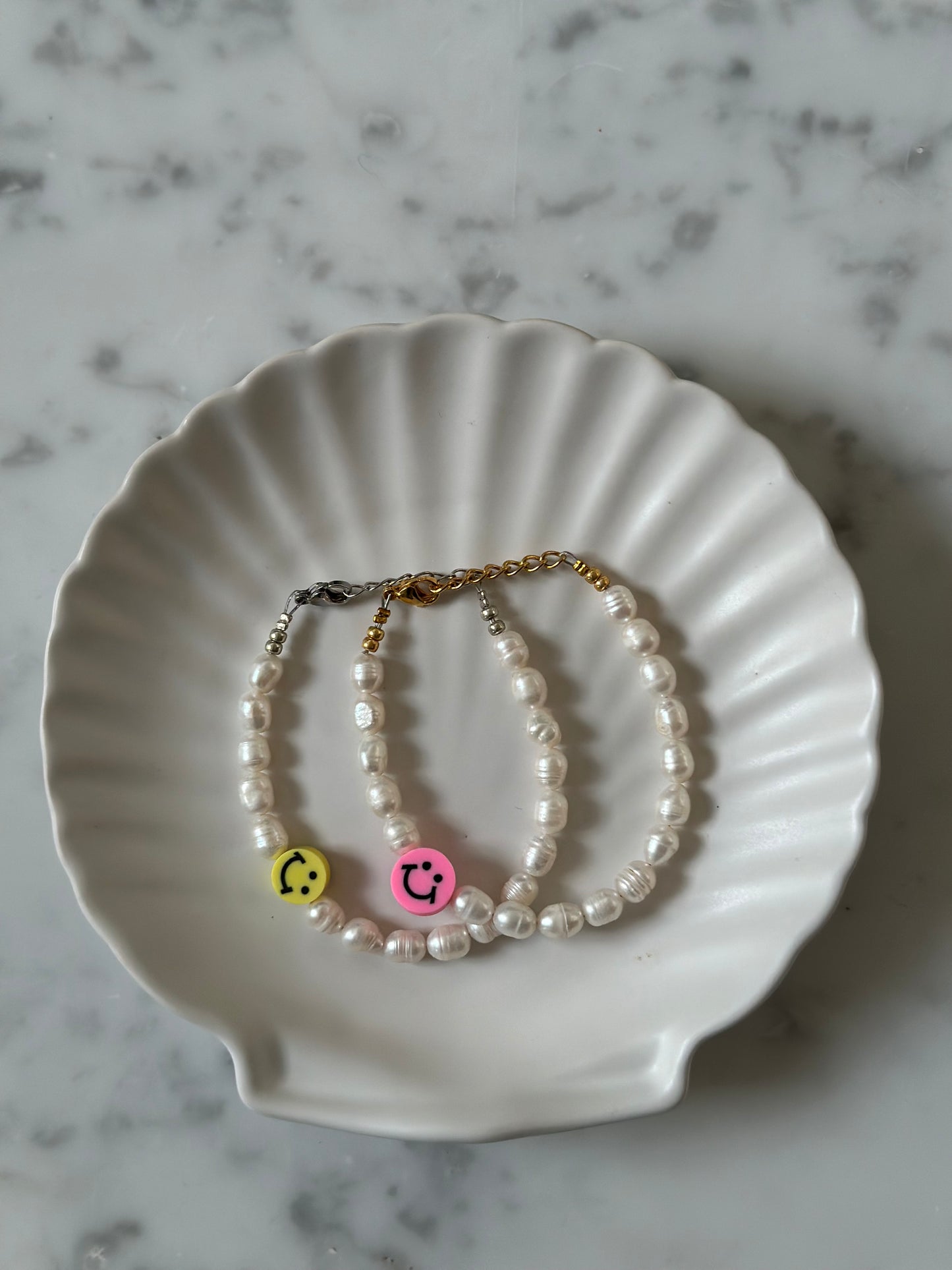 Handmade smiley pearl armbandje