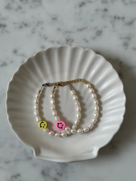 Handmade smiley pearl armbandje