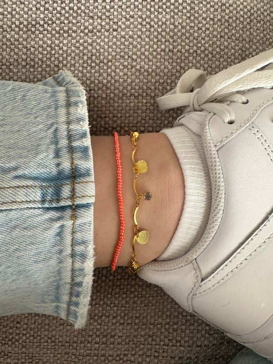 Handmade pearly red enkelbandje