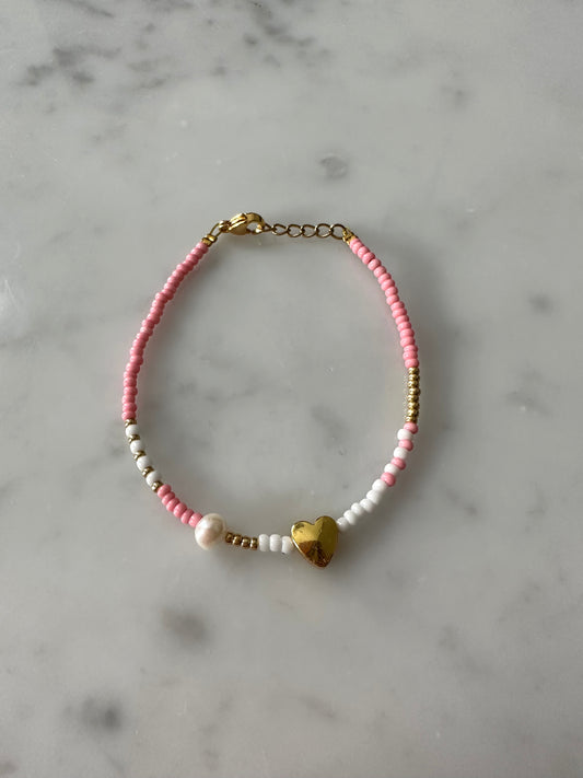 Handmade pearl love armbandje