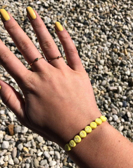 Handmade gepersonaliseerd geel armbandje